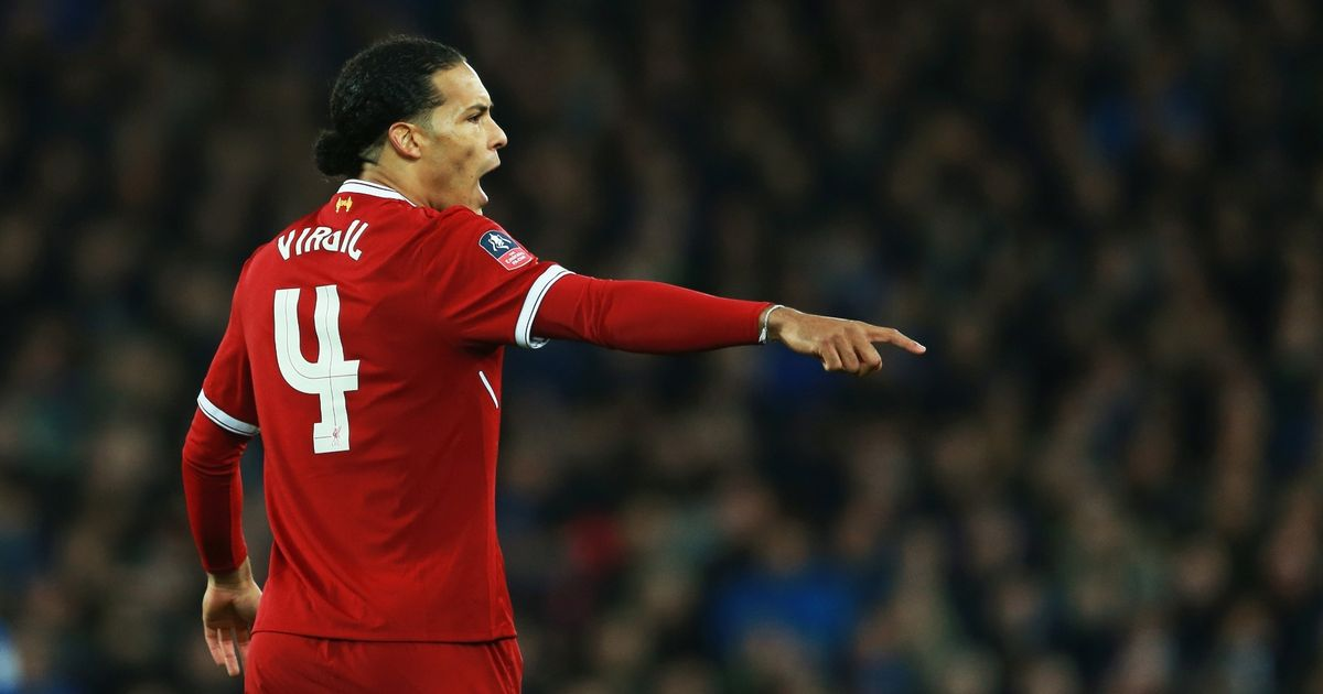 Các cầu thủ Liverpool có hậu vệ Virgil van Dijk 